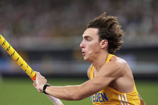 2025 세계육상선수권대회 남자 장대높이뛰기 결승에서 금메달을 딴 스웨덴의 아르만드 두플란티스가 세계 신기록에 도전하기 위해 달려가고 있다. 도쿄·AP=연합