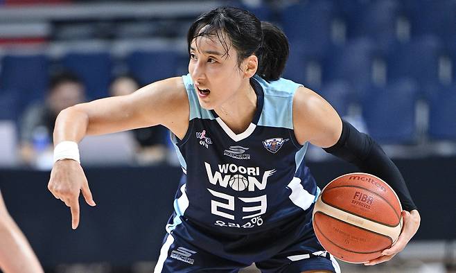 아산 우리은행 김단비가 지난 5일 부산 사직체육관에서 열린 박신자컵 후지쓰와 경기에서 공을 잡고 선수들에게 작전을 지시하고 있다. WKBL 제공