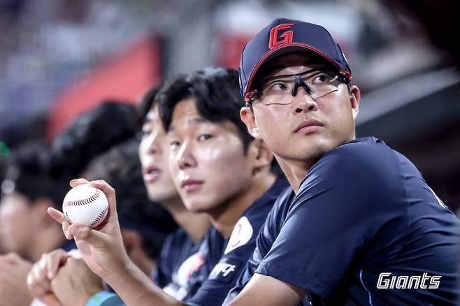 롯데 자이언츠 박세웅이 3일 수원 케이티위즈파크에서 열린 2025 KBO리그 정규시즌 LG 트윈스와의 원정 경기에서 동료들을 바라보고 있다. 롯데 자이언츠 제공