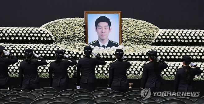 갯벌 고립 노인 구하다 숨진 고 이재석 경사 영결식 엄수. 연합뉴스