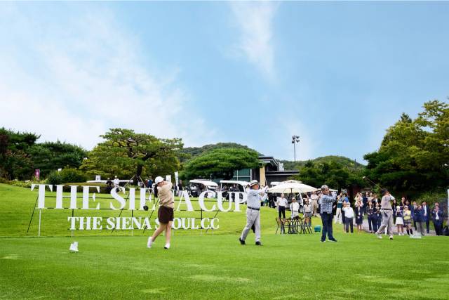 박인비(왼쪽)가 제3회 더 시에나 컵 자선 골프대회에서 참가자들과 함께 라운드를 하고 있다. 사진 제공=더 시에나 그룹