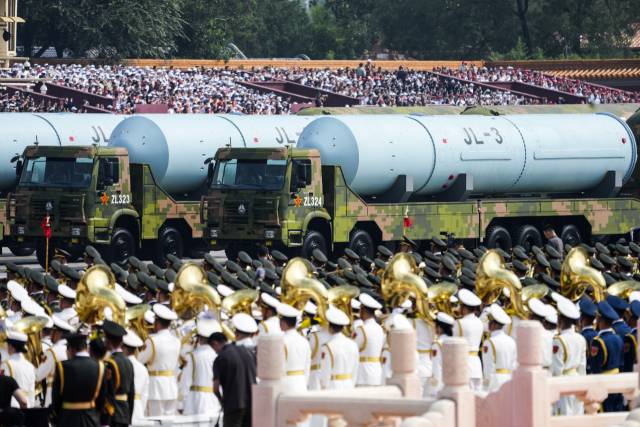 3일 중국 베이징에서 열린 ‘전승절’ 80주년 열병식에서 군사 퍼레이드에 잠수함발사탄도미사일(SLBM) 쥐랑(JL)-3 행렬이 지나가고 있다. 신화연합
