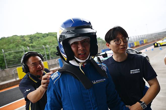 주행을 마친 주영삼 기자, 모두의 칭찬을 받았다.