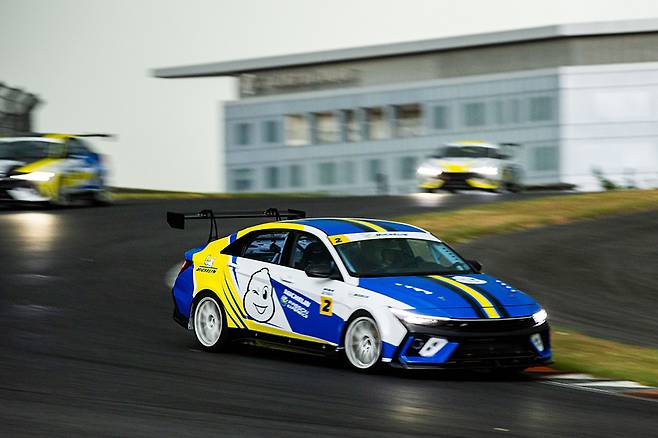 잘 진행되었던 저장 서킷에 비가 내리기 시작했다.