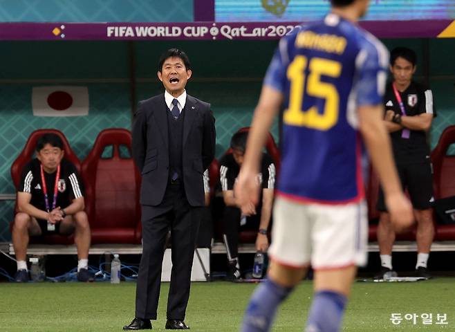 모리야스 일본축구대표팀 감독(뒤)은 2026북중미월드컵 베이스캠프 후보지 답사를 마치고 15일 귀국했다. 최대 해발 2800m에 이르는 멕시코 지역 3개 도시를 순회한 뒤 혹독한 환경에서 훈련하는 것도 좋을 것이라고 판단했다. 스포츠동아DB