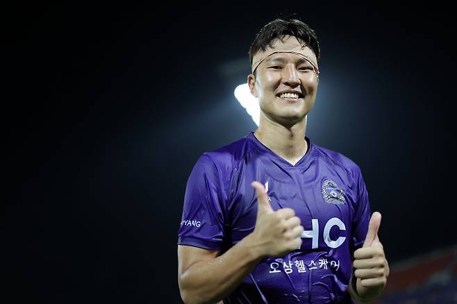 축구국가대표팀 수비수 권경원은 올해 7월 안양에 깜짝 입단하며 눈길을 끌었다. 클럽의 위상과 계약 조건을 따지기 앞서 가장 자신을 원하는 팀으로 가야겠다는 생각때문이었다. 구단이 제시한 비전 역시 그의 안양행을 이끈 이유였다. 사진제공│한국프로축구연맹