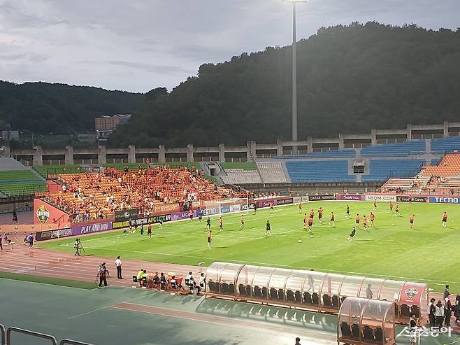 강원은 16일 춘천송암스포츠타운에서 상하이 선화와 2025~2026시즌 ACLE 동아시아권역 리그 스테이지 1차전 홈경기를 앞뒀다. 창단 첫 ACL 경기를 보고자 3800여명의 팬들은 킥오프 전부터 경기장에 입장해 선수들에게 아낌없는 응원을 보냈다. 춘천│권재민 기자 jmart220@donga.com