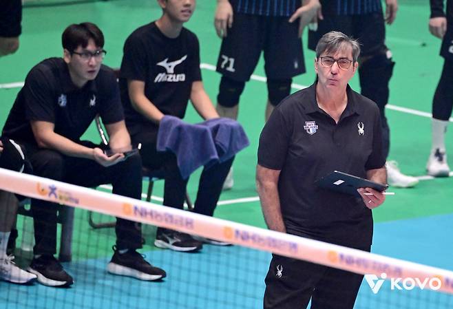 현대캐피탈 필립 블랑 감독이 지난 13일 여수 진남체육관에서 열린 대회 프로배구 컵대회 남자부 OK저축은행과 경기를 지켜보고 있다. KOVO 제공