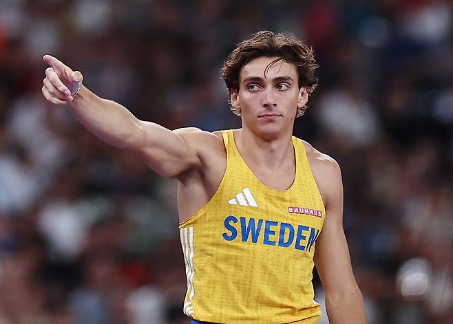 아먼드 듀플란티스가 지난 15일 셰계육상선수권대회 장대높이 뛰기에 출전하고 있다.  로이터