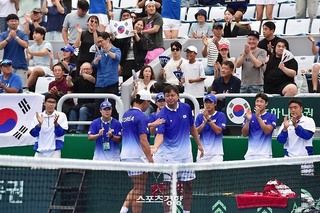한국 남자 테니스대표팀이 지난 12일 춘천시 송암스포츠타운에서 열린 카자흐스탄과 데이비스컵 경기에서 포인트를 따낸 뒤 기뻐하고 있다. 대한테니스협회 제공
