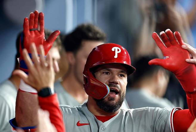 필라델피아  카일 슈와버가 16일 LA 다저스전에서 1회초 솔로홈런을 날린 뒤 동료들과 하이파이브를 하고 있다. AFP연합뉴스