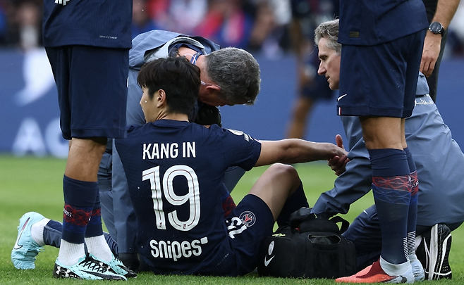 ▲ 이제 남은 것은 마지막 훈련과 감독의 판단이다. 이강인이 발목 통증을 떨쳐내고 다시 그라운드에 선다면, PSG에서 흔들렸던 입지를 되찾을 기회를 잡을 수 있다. 이번 부상이 단순한 해프닝으로 끝날지, 아니면 또 다른 시련이 될지는 곧 확인된다. 분명한 것은 아직 희망의 불씨가 꺼지지 않았다는 점이다. ⓒ연합뉴스/AFP