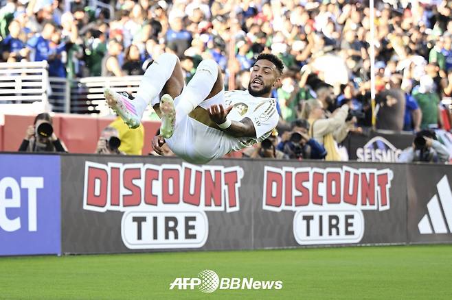 로스앤젤레스(LA)FC 공격수 드니 부앙가가 지난 14일 미국 캘리포니아주 샌타클래라의 리바이스 스타디움에서 열린 산호세 어스퀘이크스와의 미국 프로축구 메이저리그사커(MLS) 33라운드 원정경기에서 골을 터뜨린 뒤 골 세리머니를 하고 있다. /AFPBBNews=뉴스1