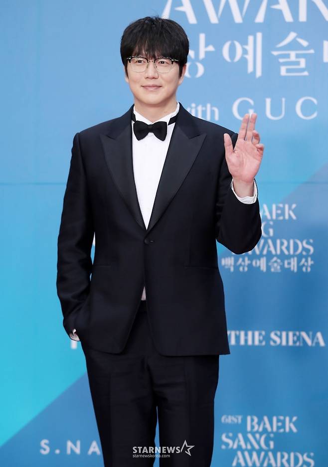 가수 성시경이 5일 오후 서울 강남구 코엑스에서 열린 제61회 백상예술대상 시상식에 참석해 포즈를 취하고 있다./2025.05.05 /사진=김휘선 hwijpg@