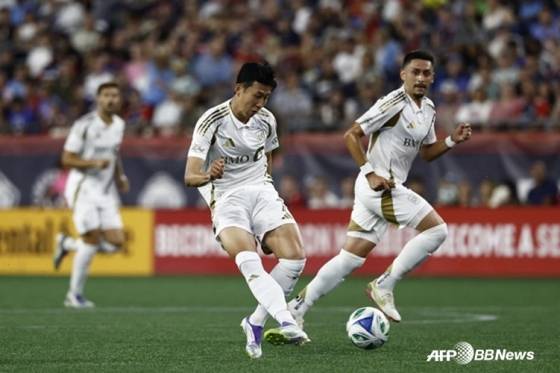 손흥민이 지난 17일 오전 8시30분(한국시간) 미국 매사추세츠주 폭스버러의 질레트 스타디움에서 열린 LA FC 대 뉴잉글랜드의 2025 MLS 정규리그에서 패스를 시도하고 있다. /AFPBBNews=뉴스1