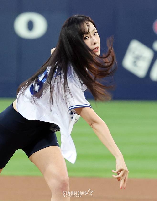 [포토]'마운드시구는 예상못했지?'  홍수현