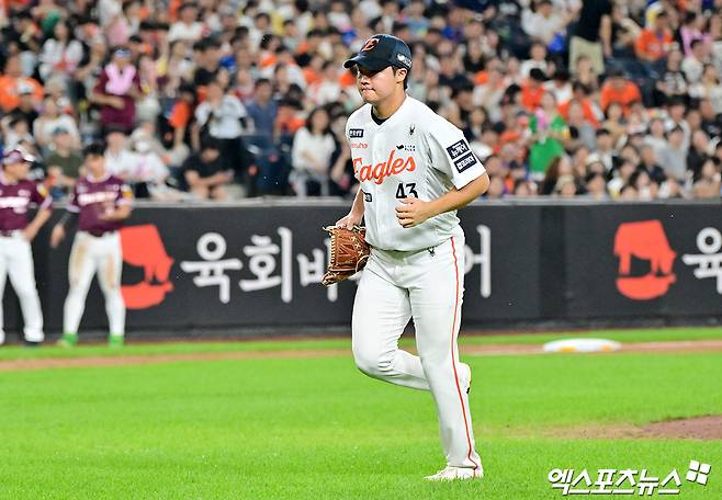 15일 오후 대전 한화생명 볼파크에서 열린 '2025 신한 SOL Bank KBO리그' 키움 히어로즈와 한화 이글스의 경기, 3회초 1사 1,3루 한화 정우주가 마운드를 내려가고 있다. 엑스포츠뉴스 DB