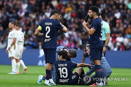 PSG가 16일(한국시간) 공식 홈페이지를 통해 아탈란타와의 2025-2026시즌 유럽축구연맹(UEFA) 챔피언스리그 리그 페이즈 1차전을 앞두고 선수단의 부상자를 알리면서 이강인을 배제했다.&nbsp;  PSG는 오는 18일 오전 4시 프랑스 파리에 있는 PSG 홈구장 파르크 데 프랭스에서 아탈란타와 챔피언스리그 첫 경기를 갖는다.&nbsp;  구단은 프랑스 축구 대표팀 경기에서 부상을 당한 데지레 두에, 우스망 뎀벨레, 그리고 랑스와의 리그1 경기에서 발목이 꺾이는 큰 부상을 당한 루카스 베랄두의 소식만 전했다.&nbsp;연합뉴스