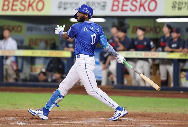 삼성 라이온즈 외국인 타자 르윈 디아즈가 16일 대구 삼성라이온즈파크에서 열린 2025 신한 SOL Bank KBO리그 롯데 자이언츠와의 팀 간 14차전에서 시즌 48호 홈런을 기록했다. 사진 삼성 라이온즈