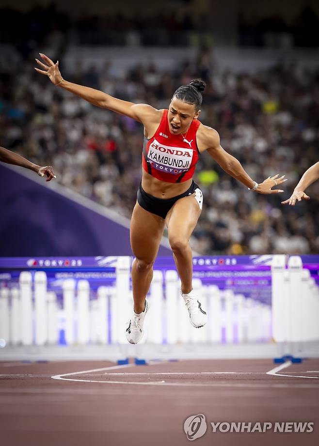 캄분지, 도쿄 세계육상선수권 여자 100ｍ 허들 우승 (도쿄 EPA=연합뉴스) 캄분지가 15일 일본 도쿄 국립경기장에서 열린 2025 세게육상선수권 여자 100ｍ 허들 결선에서 가장 먼저 결승선을 통과하고 있다.