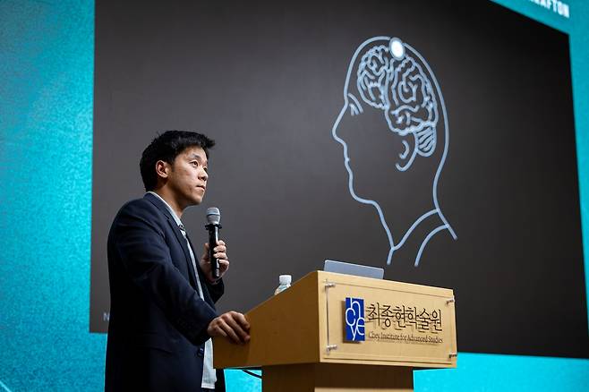 서동진 뉴럴링크 공동 창업자 (서울=연합뉴스) 지난 15일 강남구 한국고등교육재단 빌딩에서 열린 최종현학술원·한국고등교육재단·크래프톤 공동 주최 특별 강연에서 서동진 뉴럴링크 공동 창업자가 뇌-컴퓨터 인터페이스의 미래를 주제로 강연하고 있다. 2025.09.16 [최종현학술원 제공. 재판매 및 DB 금지]