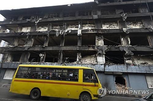 시위대 방화로 불 탄 카트만두 슈퍼마켓 [EPA 연합뉴스. 재판매 및 DB 금지]