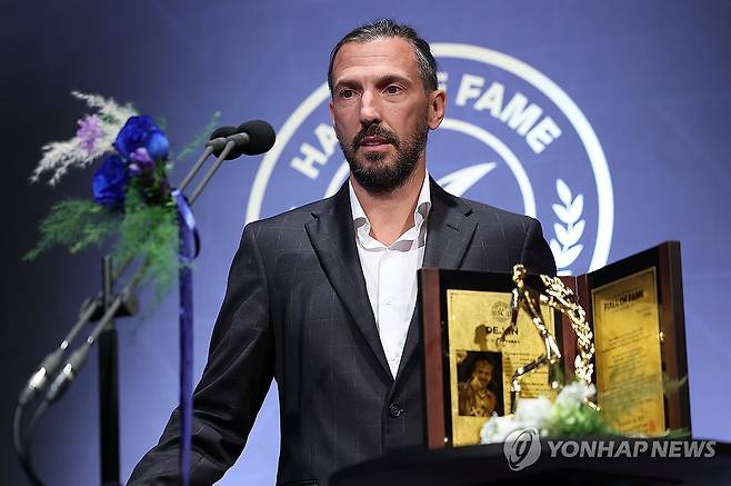 소감 밝히는 데얀 (서울=연합뉴스) 김성민 기자 = 16일 서울 종로구 아산정책연구원에서 열린 2025 K리그 명예의 전당 헌액식에서 데얀이 소감을 밝히고 있다. 2025.9.16
    ksm7976@yna.co.kr