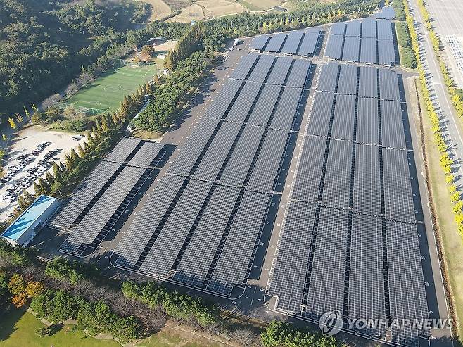 현대자동차, 국내 최대 규모 재생에너지 공급 계약(PPA) 체결 (서울=연합뉴스) 현대자동차 아산공장에 설치된 태양광 자가발전 시설의 모습. 2024.10.30 [현대자동차 제공. 재판매 및 DB 금지] photo@yna.co.kr