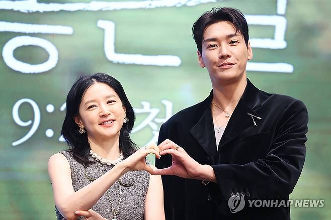 이영애·김영광이 만드는 하트 (서울=연합뉴스) 진연수 기자 = 배우 이영애(왼쪽)와 김영광이 16일 오후 서울 구로구 더세인트에서 열린 KBS 새 토일 미니시리즈 '은수 좋은 날' 제작발표회에서 포즈를 취하고 있다. 2025.9.16 jin90@yna.co.kr