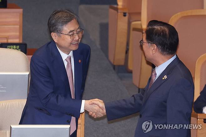 조현 외교장관과 악수하는 우원식 의장 (서울=연합뉴스) 김주성 기자 = 우원식 국회의장이 16일 외교·통일·안보 분야 대정부 질문이 진행된 국회 본회의에 출석하며 조현 외교부 장관과 악수하고 있다. 2025.9.16 utzza@yna.co.kr