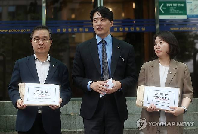 권성동·이철규 의원 고발장 접수 기자회견 연 민주당 의원들 (서울=연합뉴스) 김성민 기자 = 더불어민주당 정치검찰조작기소대응 특위 소속 의원들이 16일 서울 서대문구 경찰청 앞에서 국민의힘 권성동·이철규 의원에 대한 고발장 접수 기자회견을 열고 있다. 왼쪽부터 이건태, 한준호, 이주희 의원. 2025.9.16 ksm7976@yna.co.kr