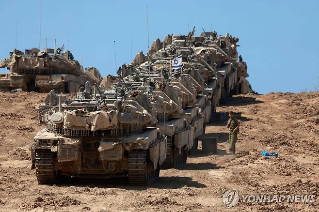 가자지구로 진입하는 이스라엘군 탱크 행렬 [AFP 연합뉴스 재판매 및 DB 금지]