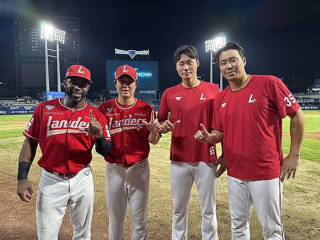 프로야구 역대 네 번째 네 타자 연속 홈런 날린 주역들 (서울=연합뉴스) 프로야구 SSG 랜더스 기예르모 에레디아, 최정, 류효승, 한유섬(왼쪽부터)이 16일 창원NC파크에서 열린 NC 다이노스와 방문 경기를 마친 뒤 포즈를 취하고 있다. 네 선수는 4회 공격에서 프로야구 역대 네 번째 네 타자 연속 홈런을 합작했다. 2025.9.16 [SSG 랜더스 제공. 재판매 및 DB 금지] photo@yna.co.kr