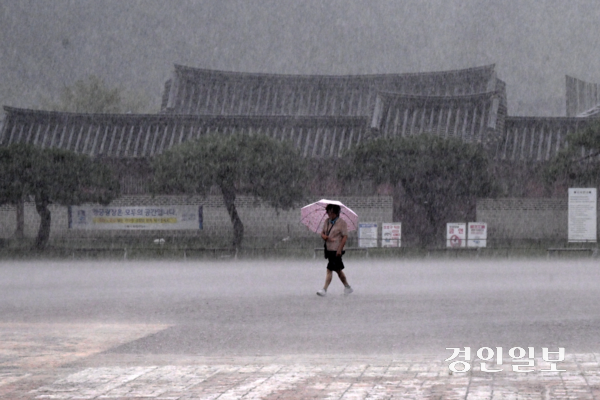 기습적인 폭우가 쏟아진 17일 오전 수원시 화성 행궁에서 우산을 쓴 시민들이 발걸음을 옮기고 있다. 2025.9.17 /임열수기자 pplys@kyeongin.com