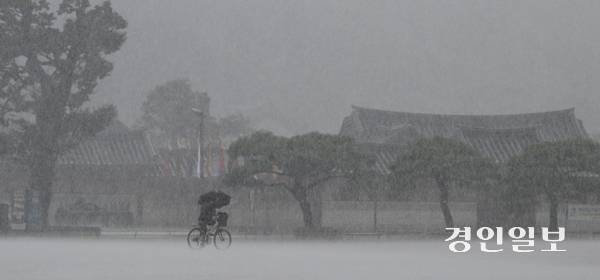 기습적인 폭우가 쏟아진 17일 오전 수원시 화성 행궁에서 우산을 쓴 시민들이 발걸음을 옮기고 있다. 2025.9.17 /임열수기자 pplys@kyeongin.com