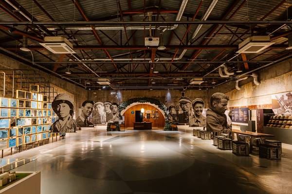 캠프그리브스 관람 입구에 들어서면 먼저 눈에 들어오는 건물인 ‘갤러리 그리브스’. 과거 미군들이 볼링장으로 활용하던 건물은 현재 전시장으로 탈바꿈돼 있다. /경기관광공사 제공