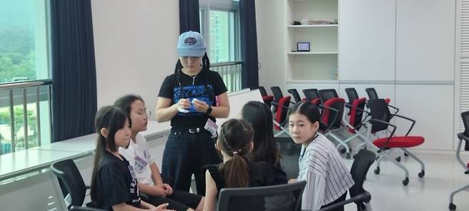 손유하 감독이 경기틴즈뮤지컬 수원 참여 학생들을 지도하고 있다. 사진=수원문화원