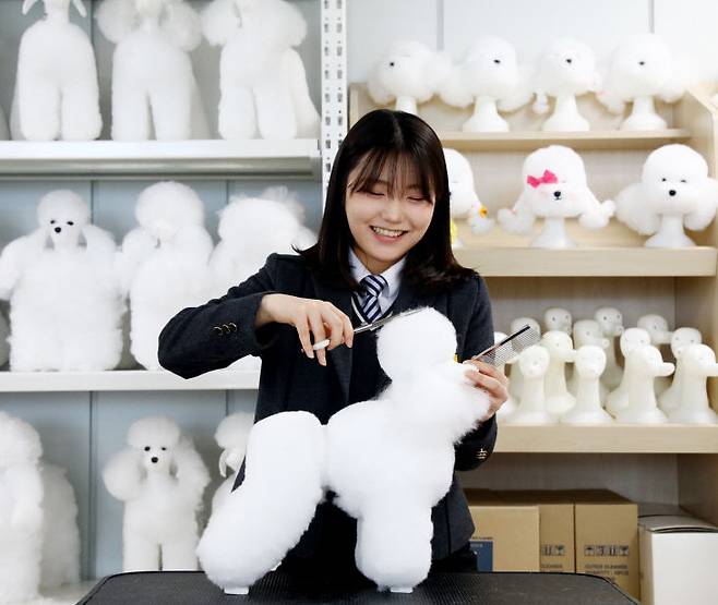 천안제일고 반려동물과 학생이 강아지 모형으로 미용 실습을 진행하고 있다. /충남교육청 제공