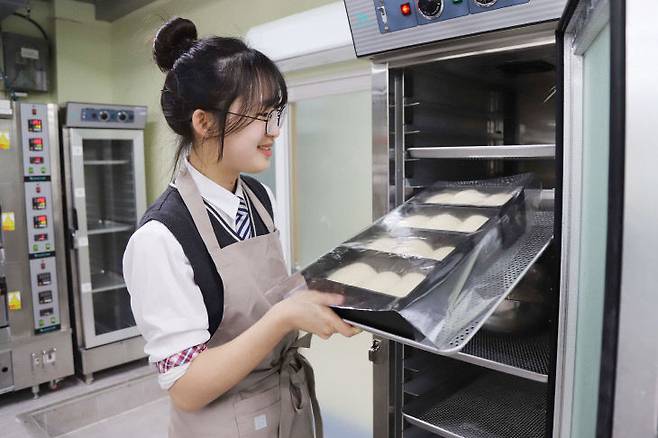 천안제일고 바이오식품과 학생이 실습하는 모습. /충남교육청 제공