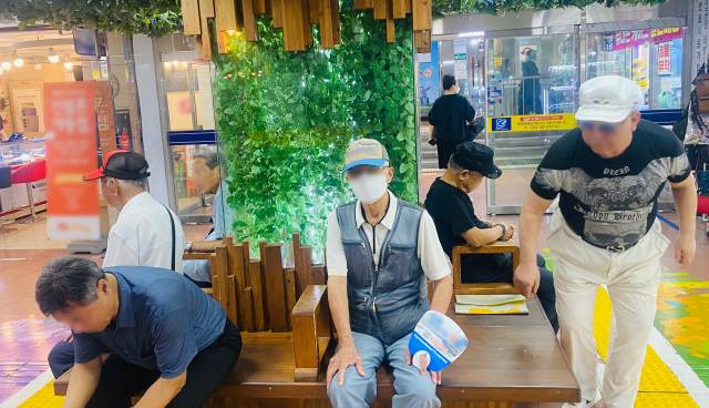 17일 오전 9시40분, 이른 시간부터 노인들이 지하상가 벤치에 앉아 담소를 나누거나 지나가는 사람들을 구경하고 있다. 사진 = 최광현 기자