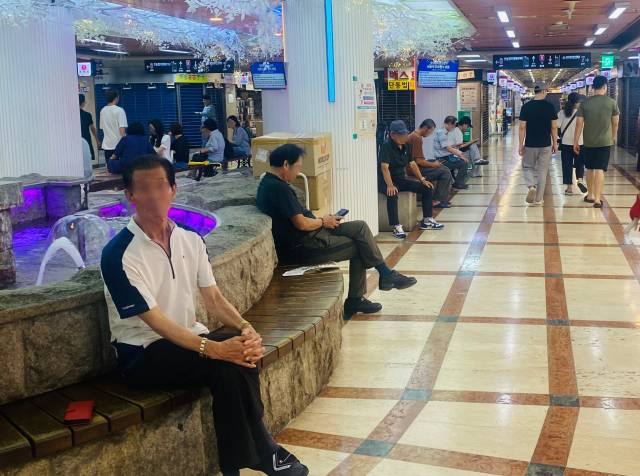 17일 오전 9시40분, 이른 시간부터 노인들이 지하상가 벤치에 앉아 담소를 나누거나 지나가는 사람들을 구경하고 있다. 사진 = 최광현 기자