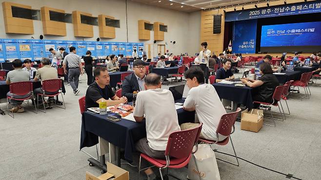 광주·전남의 많은 기업 관계자들과 바이어들이 17일 오전 광주광역시 서구 김대중컨벤션센터에서 열린 '2025 광주·전남 수출페스티벌' 를 찾아 상담을 하고 있는 모습. /박준호 기자 bjh@namdonews.com
