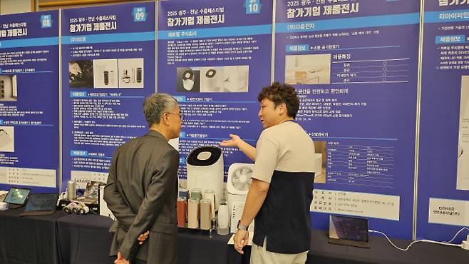 17일 오전 광주광역시 서구 김대중컨벤션센터에서 열린 '2025 광주·전남 수출페스티벌'에서 김동현 제로웰 기업부설연구소 연구원이 바이어를 대상으로 회사 제품을 설명하고 있는 모습. /박준호 기자 bjh@namdonews.com