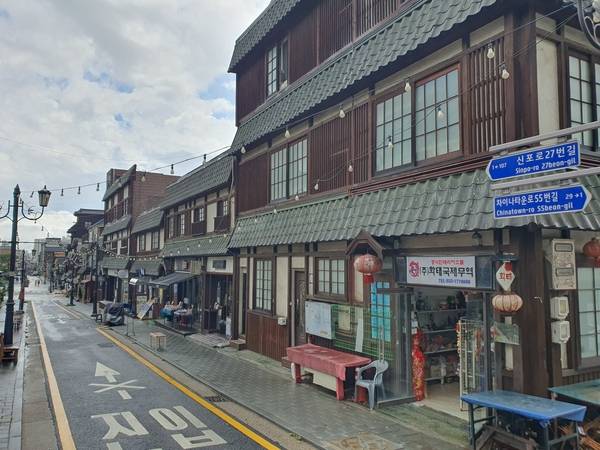 인천 차이나타운 옆에 있는 일본 조계지 거리. 일본풍 근대건축물이 늘어서 있는 거리가 이색적인 분위기를 연출하고 있다. /조재영 기자