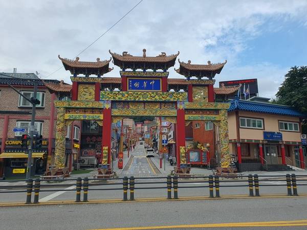 인천역 앞 차이나타운 입구에 있는 패루. 패루는 관문 역할을 한다. /조재영 기자