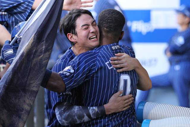 삼성 라이온즈의 구자욱이 홈런을 치고 덕아웃으로 들어온 르윈 디아즈를 격하게 환영하고 있다. 삼성 제공