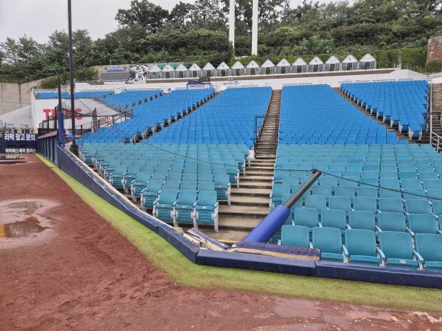 대구 삼성라이온즈파크의 1루 익사이팅존 그물망 폴대가 17일 돌풍으로 쓰러진 모습. 채정민 기자