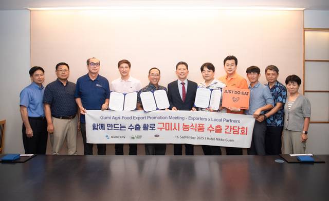 ▲ 구미시 -PHR 그룹 대표 면담 및 수출 MOU 체결 하고 단체 기념촬영 하고있다. 왼쪽부터 히로키 스기에(힐튼 총지배인) , 황재호(구미 농식품기업 (주)구수한 대표) , 토모유키 하네다(PHR 테크니컬서비스 CEO), 토마스 손(Furious Import 대표), 켄 야나기사와(PHR그룹 CEO) , 김장호 구미시장 , 국경환((주)지푸드프레시 대표) 등 관계자들. 구미시