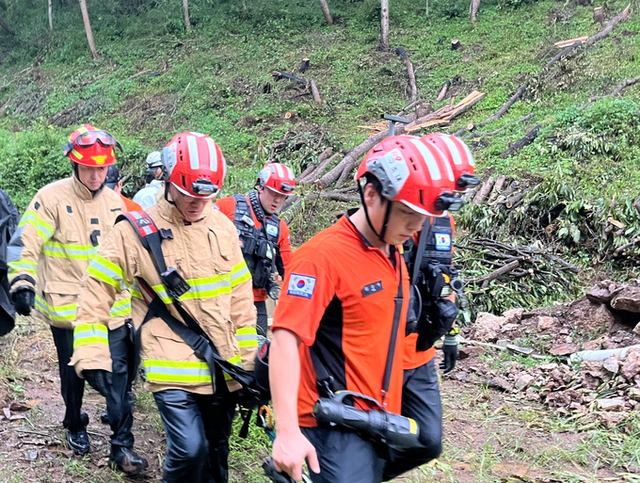 ▲ 17일 경북 의성군 안평면 석탑리 임야에서 벌목사고가 발생하자 소방대원들이 산악용 들것을 이용한 구조작업을 마친 뒤 장비를 정리하며 현장을 이동하고 있다. 의성소방서