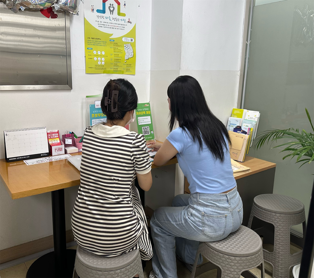 대구시민이 난임지원 관련 상담을 받고 있다. 대구시 제공